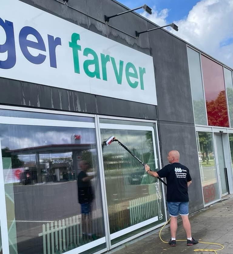 Vinduespudsning i gang.